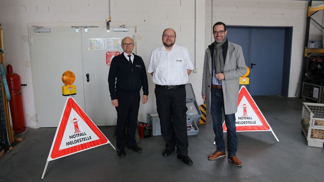 Leitung der Feuerwehr Jörg Wintermeyer, Abteilungsleiter Dr. Bernhard Kuczewski und Stadtrat Nils Kraft