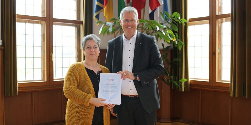 Oberbürgermeister Patrick Burghardt (rechts) gratuliert Joanna Leontaraki zum 25-jährigen Dienstjubiläum.