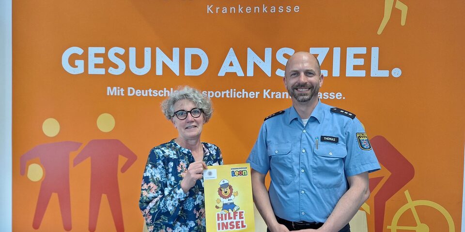 Anke Voigt vom Service-Center der VIACTIV Krankenkasse und Christian Thomas (Schutzmann vor Ort).