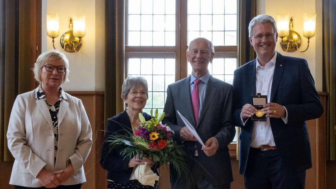 Stadtwappen in Gold für Jörg-Dieter Häußer