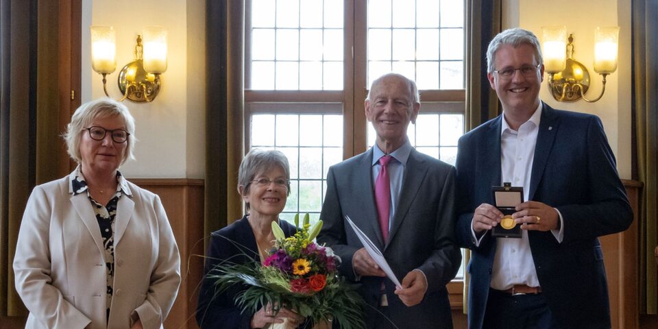 Stadtwappen in Gold für Jörg-Dieter Häußer