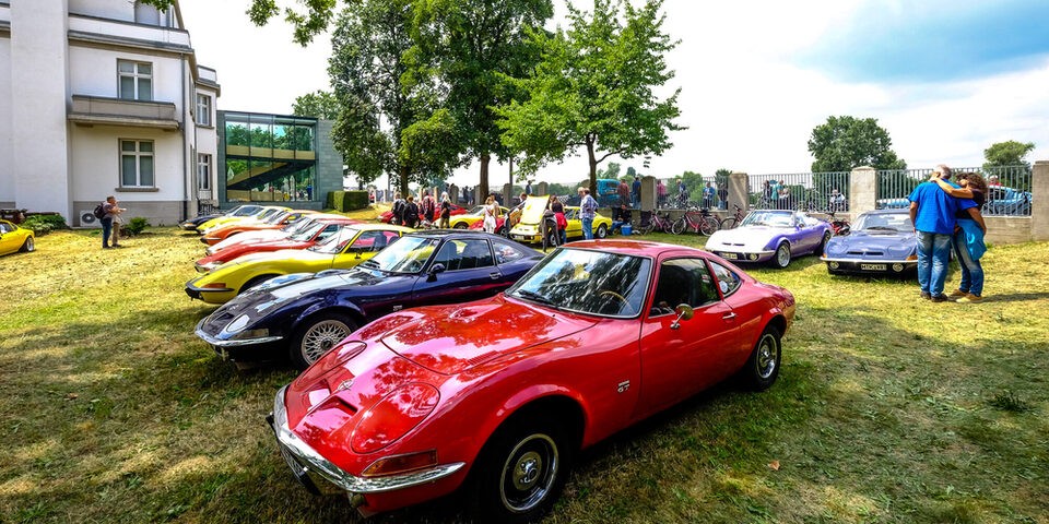 Besucher vor Oldtimern im Verna-Park beim Klassikertreffen