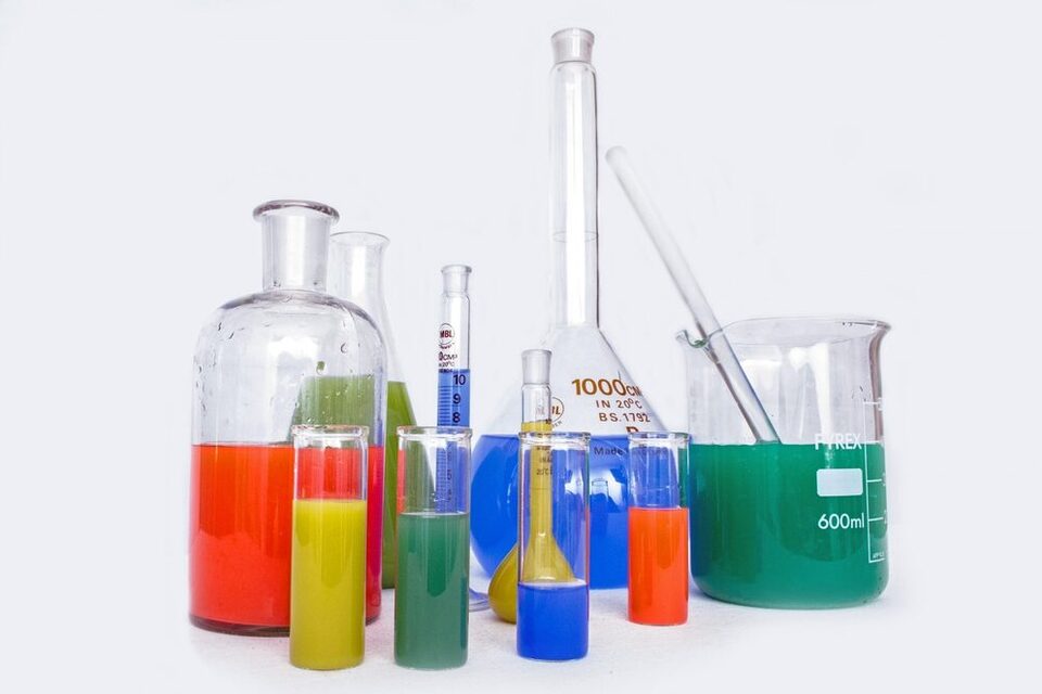Reagenzgläser und Glaskolben mit farbigen Flüssigkeiten gefüllt