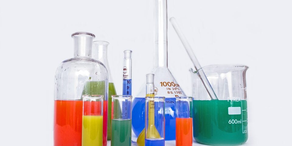 Reagenzgläser und Glaskolben mit farbigen Flüssigkeiten gefüllt
