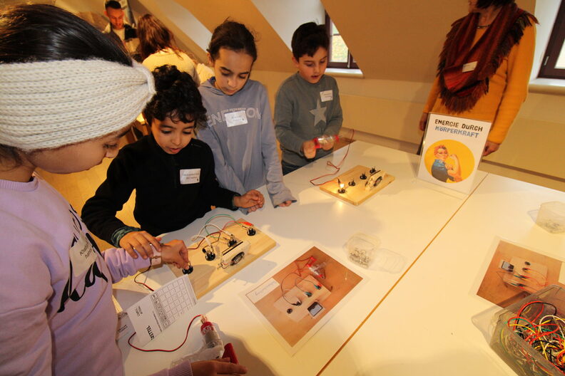Kinder machen Experimente mit elektrischer Energie