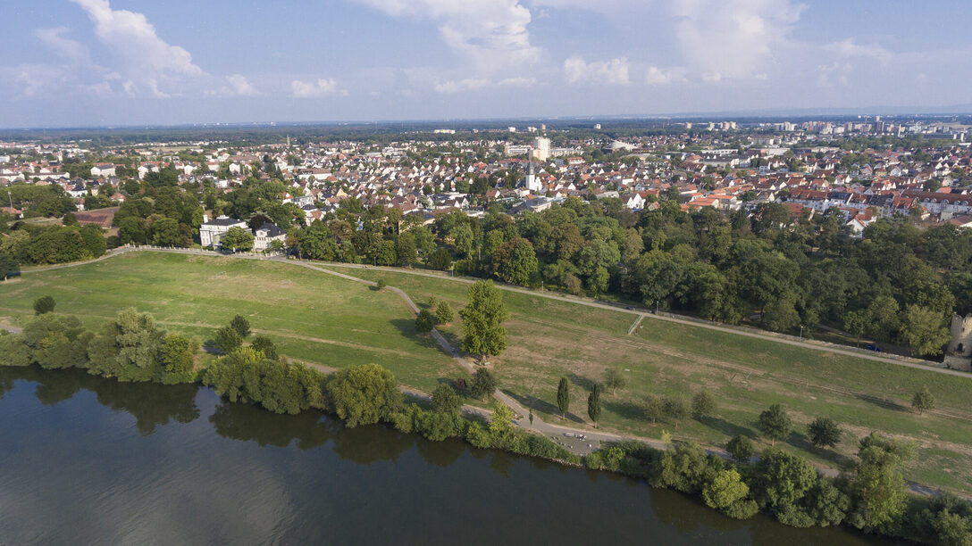 Rüsselsheim von Oben, Luftbild, Luftaufnahme, Main, Mainvorland