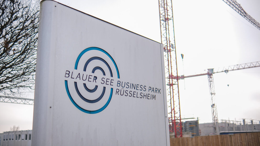 Schild "Blauer See Business Park" in Rüsselsheim