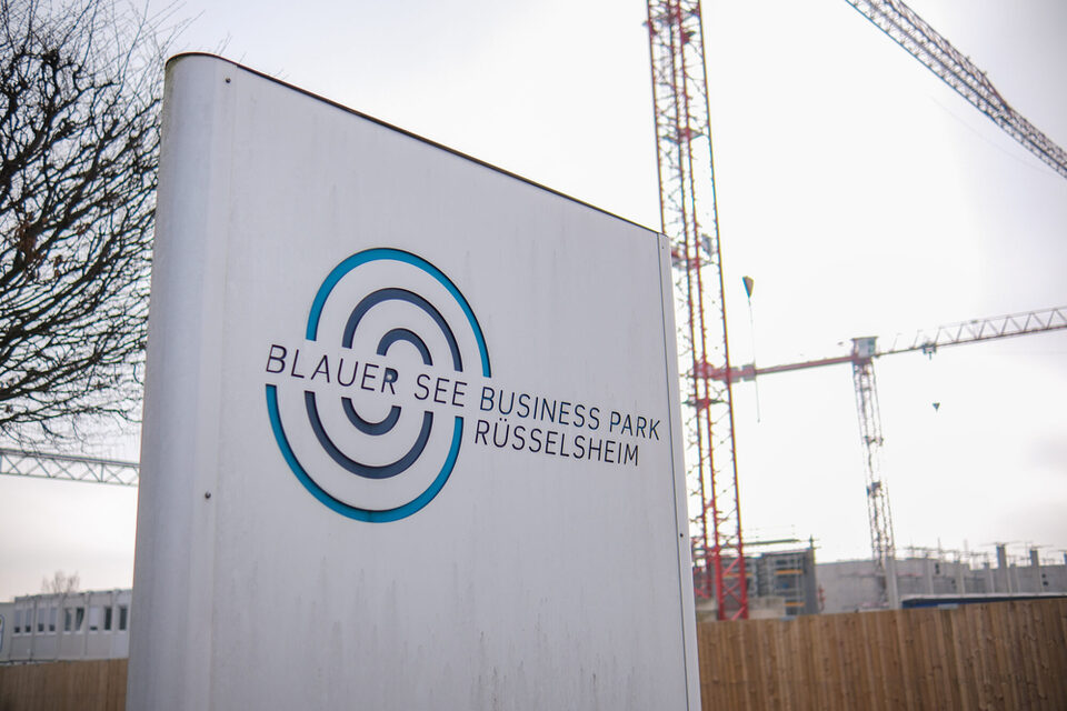 Schild "Blauer See Business Park" in Rüsselsheim