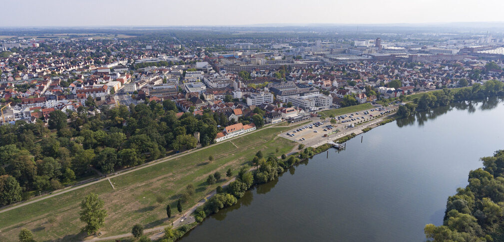 Luftbild Mainvorland und Landungsplatz, im Hintergrund Blick auf die Stadt