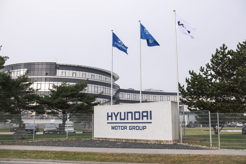 Gebäudeansicht Hyundai-Unternehmenssitz im Gewerbepark Blauer See