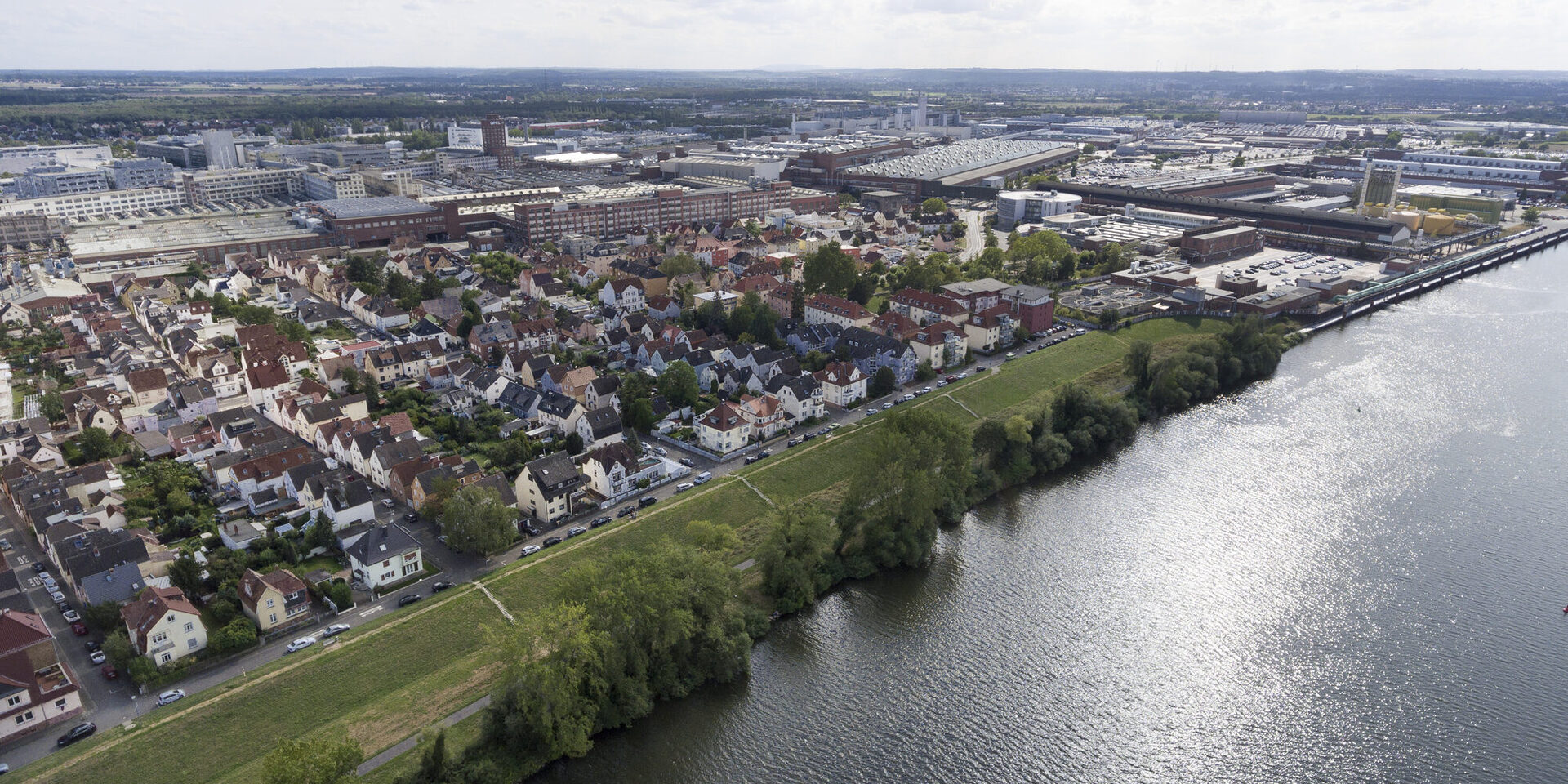 Luftaufnahme von Rüsselsheim am Main, im Hintergrund das Opel-Werk